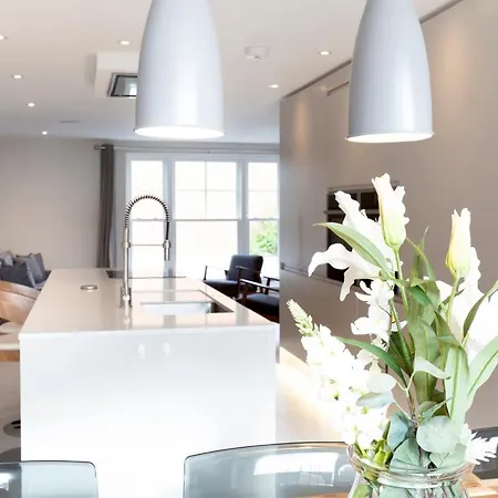 Fabulous Central Windsor Town House With Parking Exterior photo