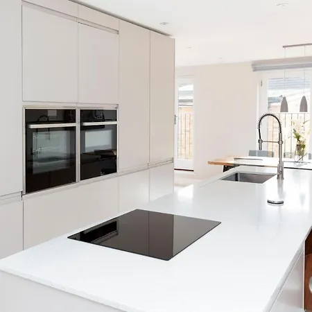 Fabulous Central Windsor Town House With Parking Exterior photo