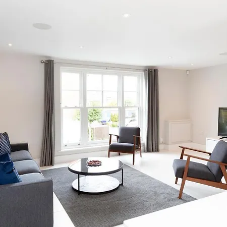 Fabulous Central Windsor Town House With Parking Exterior photo