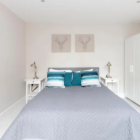 Fabulous Central Windsor Town House With Parking Exterior photo