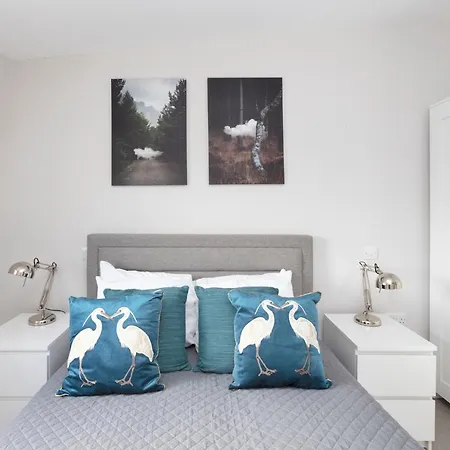 Fabulous Central Windsor Town House With Parking Exterior photo
