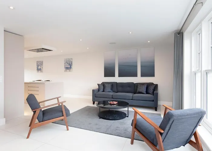 Fabulous Central Windsor Town House With Parking