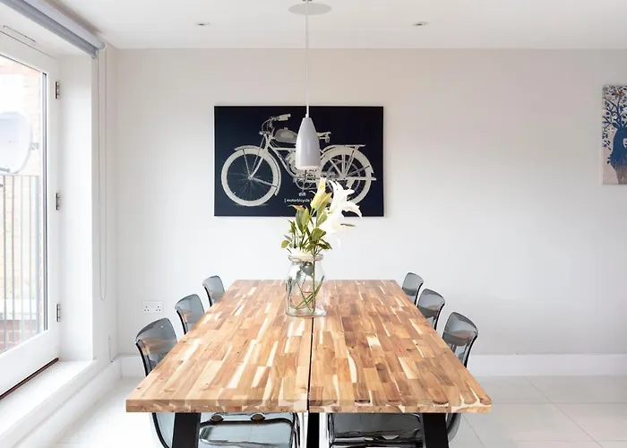 Fabulous Central Windsor Town House With Parking